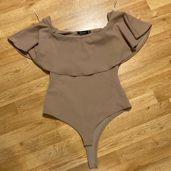 Boohoo Crepe Frill Off The Shoulder Bodysuit - Picture 4 of 8
